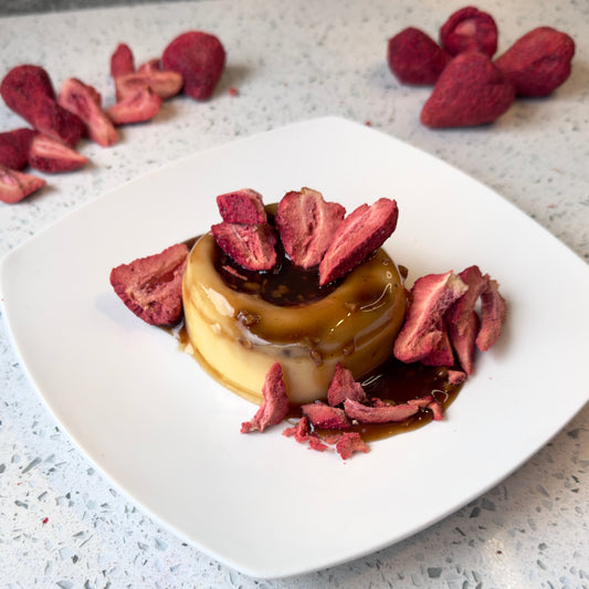 Flan casero con topping de frutilla Crunch